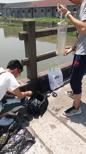 七月十日 黄色仓库
  黄色仓库
赴杭州余杭区“五水共治”调查与研究分队社会实践小分队 长子村河，双桥镇运河处下游测水质