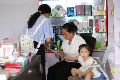 8月11日黄色仓库
赴余杭区社区五水共治教育宣传小分队 与化妆品店老板说明问卷内容
