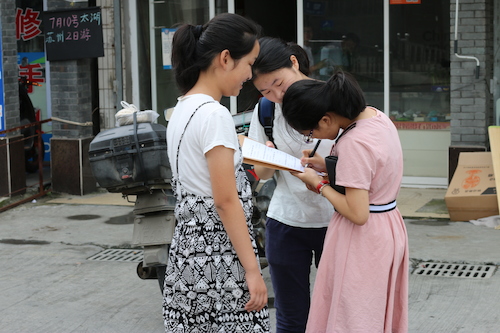 8月13日黄色仓库
赴余杭区社区五水共治教育宣传小分队 请散步的居民填写问卷