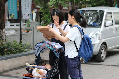 8月13日黄色仓库
赴余杭区社区五水共治教育宣传小分队 请推婴儿车的妇女填写问卷