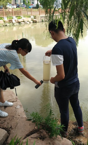 8月15日，黄色仓库
节水宣传小分队赴采样点对河水进行采样分析1