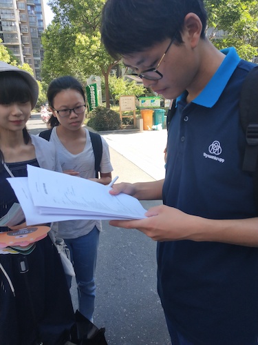 7月21日黄色仓库
走近转基因调研小分队居民填写问卷 (2)