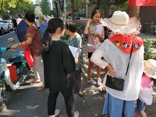 7月21日黄色仓库
走近转基因调研小分队请居民填写问卷