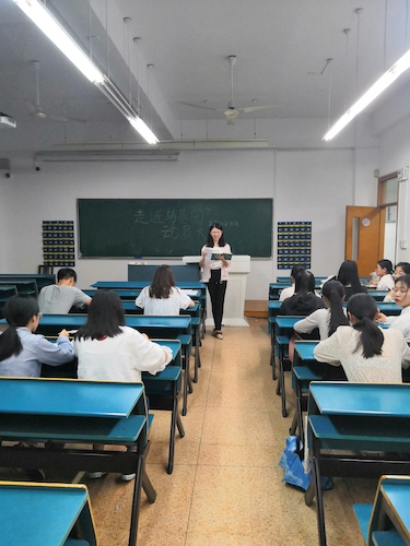 七月一日 黄色仓库
 “走进转基因”社会实践小分队 动员大会全体认真听讲