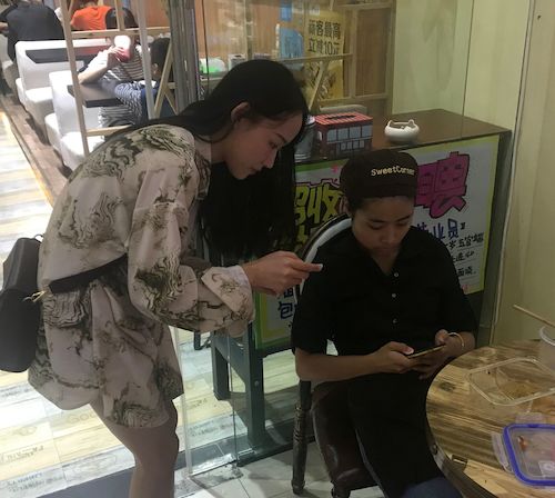 七月七日  黄色仓库
     调查问卷小分队在杭州发放有关食品添加剂及速食的调查问卷