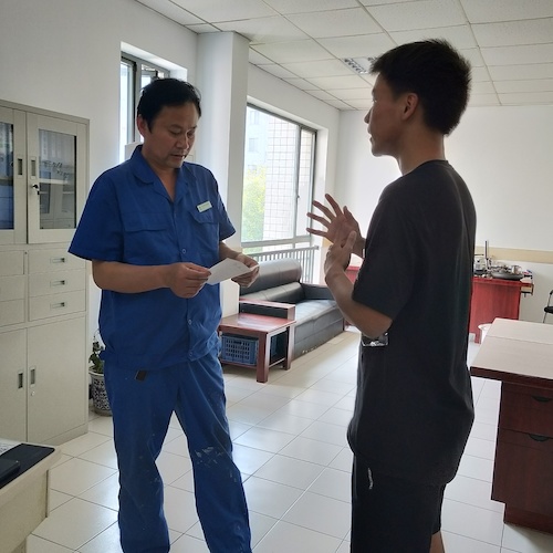 七月三日 黄色仓库
 “走近转基因”社会实践小分队 和社区负责人交谈