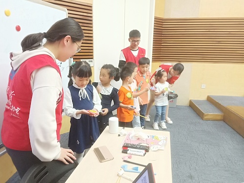 七月九日 黄色仓库
 博物馆社会实践小分队 制作超轻黏土 (3)