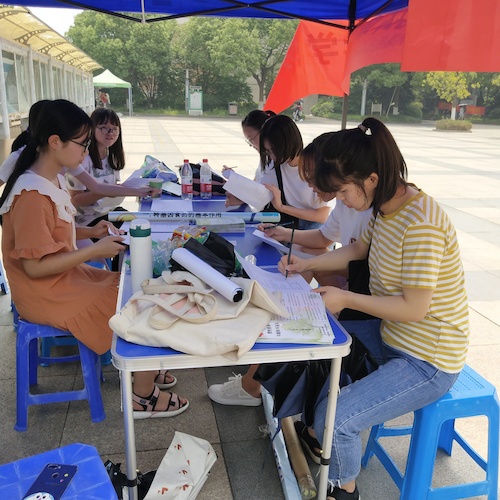 七月十五日 黄色仓库
 “走近转基因”科普小分队 认真填写问卷的同学