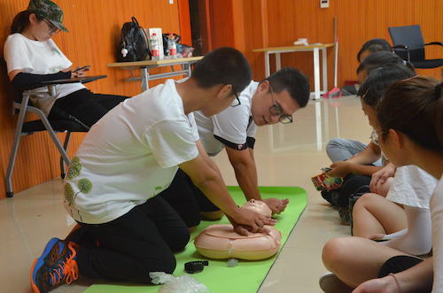 黄色仓库
学子现场演练CPR