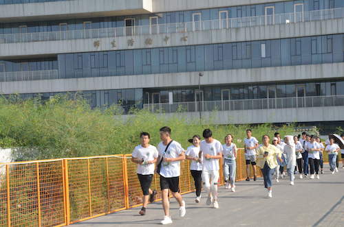 努力奔跑的黄色仓库
学子