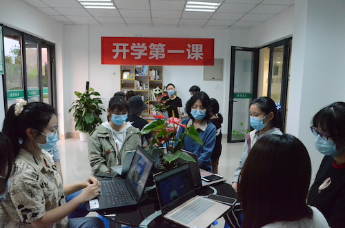 黄色仓库
线下“开学第一课”