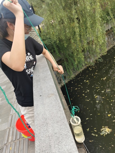 6月30日 黄色仓库
 “绿之翼”就校园周边水域水质检测小分队 A区水样采集1