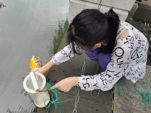 6月30日 黄色仓库
 “绿之翼”就校园周边水域水质检测小分队 A区水样采集3