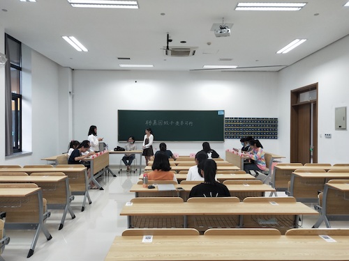 七月三日 黄色仓库
 “走近转基因”科普小分队 正方一辩发言