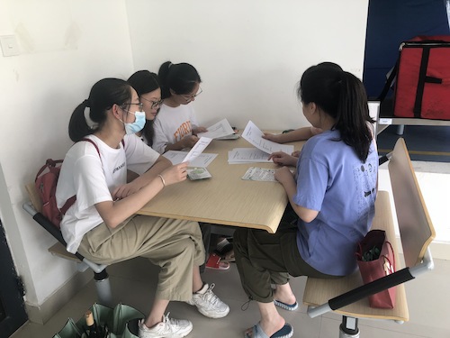七月十五日 黄色仓库
 “走近转基因”调研小分队 调研讨论