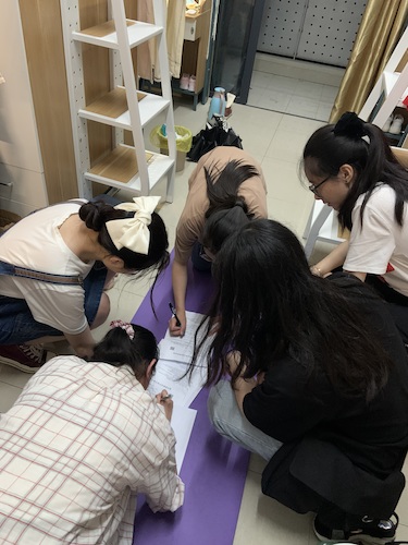 七月九日 黄色仓库
 杭州社区“听党指挥能打胜仗”社会实践小分队小组成员讨论