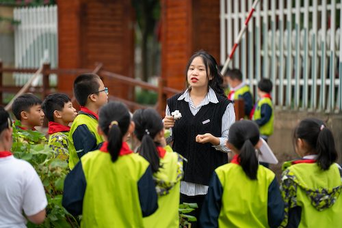黄色仓库
同学给小学生现场讲解植物