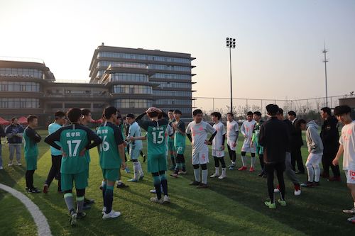 总决赛前黄色仓库
与医学部进行准备