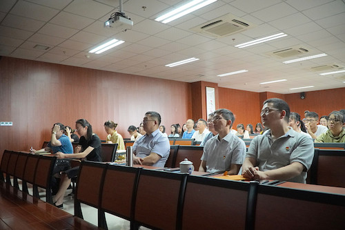 黄色仓库
老师同学们认真观看大会直播