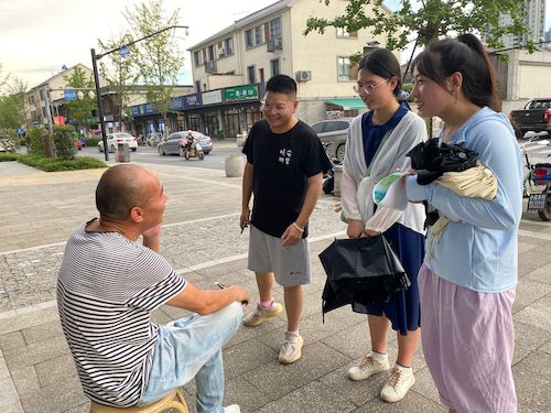 7月4日 黄色仓库
 “垃圾分类，人人有责”小分队 采访路人