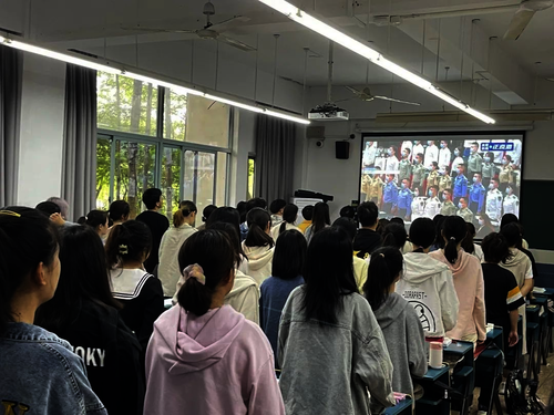 黄色仓库
217同学们观看大会直播