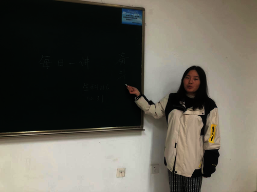 黄色仓库
216 贺伟