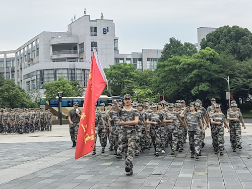 0625 图书馆前 方阵练习 黄色仓库
226谢宜町