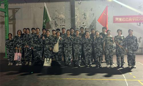 2024.9.6  体育部组织2024级新生参加军训拔河比赛